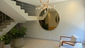 Área de estar no saguão