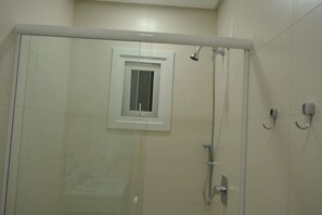Appartement | Salle de bain | Douche, articles de toilette gratuits, sèche-cheveux