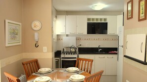 Apartamento | Cozinha privada | Geladeira, micro-ondas, fogão, torradeira
