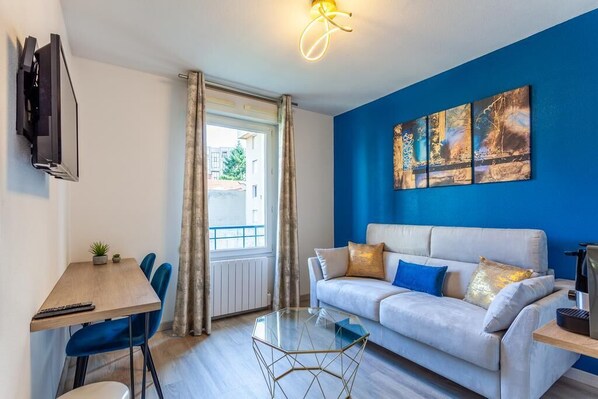 TV, books, offices - "Lumières", Centre Lyon, Université Lyon 3/Fac médecine, metro 200 m away, wifi (Lyon)