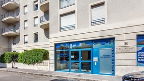 A building with a blue entrance, balconies, and a sign that reads "GESTETTU". - "Lumières", downtown Lyon, University of Medicine/Lyon 3, metro 200 m away, wifi (Lyon)