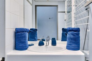 Shower, hair dryer, towels, soap - "Lumières", downtown Lyon, University of Medicine/Lyon 3, metro 200 m away, wifi (Lyon)