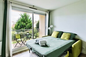 Desk, iron/ironing board, free WiFi, bed sheets - "Green Cosy", Doua / INSA / CESI, balcony, garage available, work space (Villeurbanne)