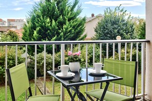 Outdoor dining - "Green Cosy", Doua / INSA / CESI, balcony, garage available, work space (Villeurbanne)