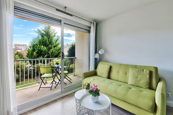 TV, books, offices - "Green Cosy", Doua / INSA / CESI, balcony, garage available, work space (Villeurbanne)