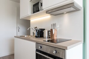 Een koelkast, een microgolfoven, een oven, een kookplaat