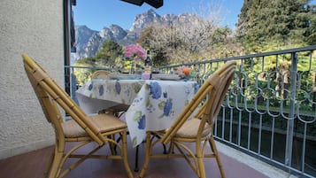 Familienapartment, 2Â Schlafzimmer, Seeseite (Riva Lago e Spiaggia Apartment) | Speisen im Freien