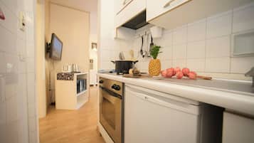 Familienapartment, 2Â Schlafzimmer, Seeseite (Riva Lago e Spiaggia Apartment) | Eigene KĂŒche | KĂŒhlschrank, Mikrowelle, Ofen, Herdplatte