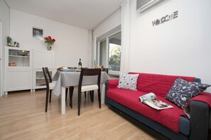 Family Apartment, Multiple Bedrooms, Lakeside (Riva Lago e Spiaggia Apartment) | Living area | Flat-screen TV