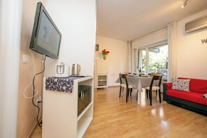 Familie appartement, meerdere slaapkamers, aan het meer (Riva Lago e Spiaggia Apartment) | Woonruimte | Een flatscreentelevisie
