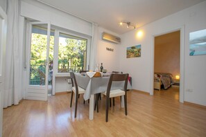 Family Apartment, 2 Bedrooms, Lakeside (Riva Lago e Spiaggia Apartment) | Dining