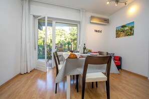 Apartamento familiar, varias habitaciones, junto al lago (Riva Lago e Spiaggia Apartment) | Restauración