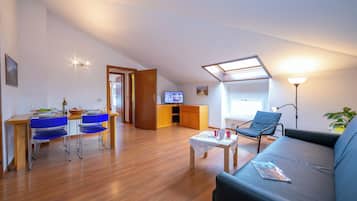 Familienapartment, 1 Schlafzimmer (Casa Franco e Ilva 2) | Wohnbereich | Flachbildfernseher