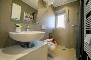 Family Studio (Nido sui Tetti di Riva del Garda) | Bathroom | Shower, rainfall showerhead, hair dryer, towels - Nido sui Tetti di Riva del Garda (Riva del Garda)