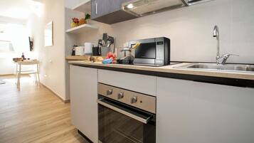 Estudio familiar (Nido sui Tetti di Riva del Garda) | Cocina privada | Frigorífico, horno, placa de cocina y hervidor eléctrico