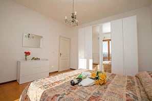 Familjelägenhet - 2 sovrum - balkong - intill bergen (Balcone Panoramico sul Garda) | 2 sovrum, strykjärn/strykbräda och wi-fi