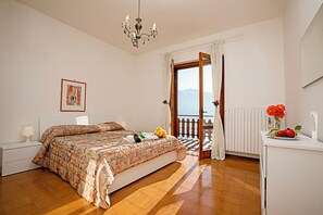 Familienapartment, Mehrere Schlafzimmer, Bergseite (Balcone Panoramico sul Garda) | 2 Schlafzimmer, Bügeleisen/Bügelbrett, WLAN, Bettwäsche
