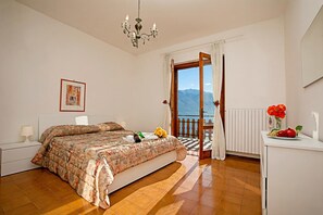 Apartamento familiar, varias habitaciones, junto a la montaña (Balcone Panoramico sul Garda) | 2 dormitorios, tabla de planchar con plancha, wifi y ropa de cama
