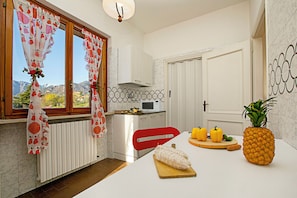 Family Apartment, 2 Bedrooms, Mountainside (Balcone Panoramico sul Garda) | Dining
