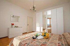 2 bedrooms, iron/ironing board, WiFi, bed sheets - Balcone Panoramico sul Garda (Tremosine)