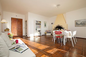 Familjelägenhet - 2 sovrum - balkong - intill bergen (Balcone Panoramico sul Garda) | Interiör