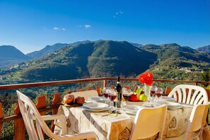 Căn hộ dành cho gia đình, nhiều phòng ngủ, cạnh núi (Balcone Panoramico sul Garda) | Khu ẩm thực ngoài trời