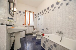 Căn hộ dành cho gia đình, nhiều phòng ngủ, cạnh núi (Balcone Panoramico sul Garda) | Phòng tắm | Bồn tắm, máy sấy tóc, chậu vệ sinh/vòi rửa, khăn tắm 
