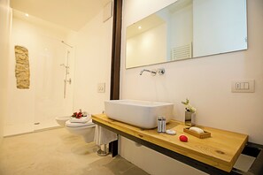 Townhouse Keluarga, beberapa kamar, 2 kamar mandi (Casa Alla Grotta) | Kamar mandi | Shower, pancuran hujan, pengering rambut, dan kloset