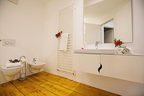 Family Townhome, Multiple Bedrooms, 2 Bathrooms (Casa Alla Grotta) | Bathroom - Casa Alla Grotta (Arco)
