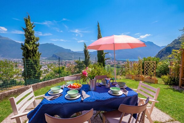 Outdoor dining - Casa Turchese (Riva del Garda)