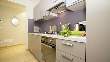 Full-size fridge, microwave, oven, stovetop