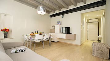 Departamento familiar, 2 habitaciones, microondas (Residenza Il Cavaliere del Lago) | Área de sala de estar | Televisión de pantalla plana