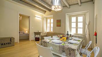 Departamento familiar, 2 habitaciones, microondas (Residenza Il Cavaliere del Lago) | Restaurantes