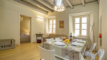 Apartemen Keluarga, 2 kamar tidur (Residenza Il Cavaliere del Lago) | Tempat makan