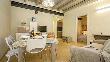 Familienapartment, Mehrere Schlafzimmer (Residenza Il Cavaliere del Lago) | Speisen