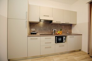 Familielejlighed - flere soveværelser (Bella Arco Apartment) | Privat køkken | Køleskab/fryser i fuld størrelse, mikrobølgeovn, kogeplade, elkedel