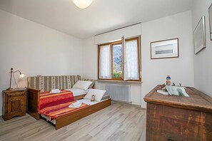 Familienapartment, Mehrere Schlafzimmer (Bella Arco Apartment) | 2 Schlafzimmer, kostenloses WLAN, Bettwäsche