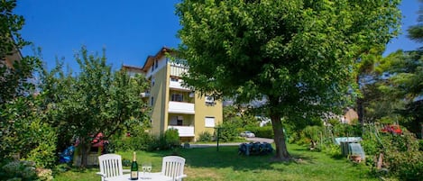 Apartamento familiar, 2 habitaciones, balcón (Bella Arco Apartment) | Restaurante al aire libre