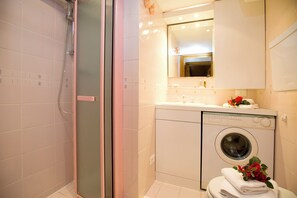 Douche, douche à « effet pluie », sèche-cheveux, serviettes fournies