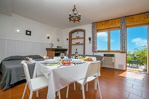 Perhestudio, vuoristonäköala, vuorten lähellä (Tremosine Wonderful Lake View 1) | Ruokailu