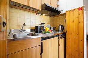 Familienstudio, Bergblick, Bergseite (Tremosine Wonderful Lake View 1) | Eigene Küche | Kühlschrank, Mikrowelle, Herdplatte, Wasserkocher