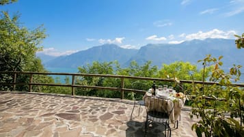 Familienstudio, Bergblick, Bergseite (Tremosine Wonderful Lake View 1) | Speisen im Freien