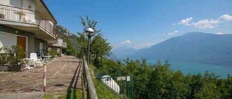 Ein Gebäude mit Außenbereich, einer Treppe und Blick auf Berge und einen See.