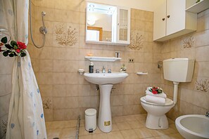Family Studio, Mountain View, Mountainside (Tremosine Wonderful Lake View 1) | Bathroom