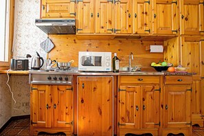 Appartement familial, plusieurs chambres, côté montagne (Tremosine Wonderful Lake View 2) | Cuisine privée | Réfrigérateur, four à micro-ondes, surface de cuisson
