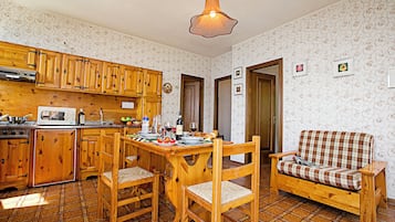 Family Apartment, Multiple Bedrooms, Mountainside (Tremosine Wonderful Lake View 2) | Tempat makan