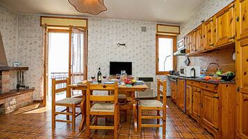 Appartement Familial, plusieurs chambres, côté montagne (Tremosine Wonderful Lake View 2) | Restauration