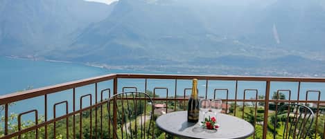 Departamento familiar, varias habitaciones, junto a la montaña (Tremosine Wonderful Lake View 2) | Restaurante al aire libre
