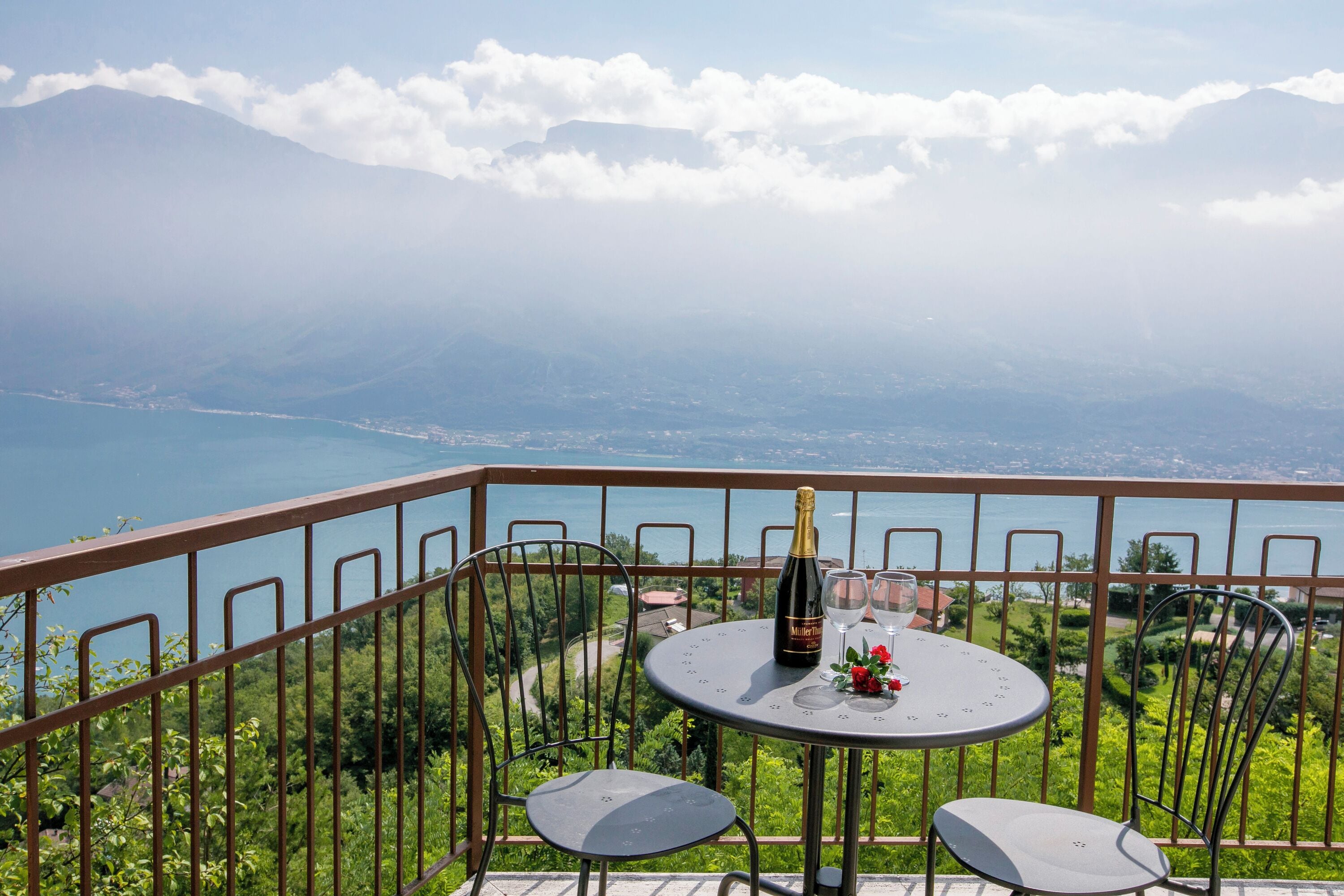 Perhehuoneisto, useita makuuhuoneita, vuorten lähellä (Tremosine Wonderful Lake View 2) | Ulkoruokailutilat