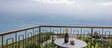 Perhehuoneisto, useita makuuhuoneita, vuorten lähellä (Tremosine Wonderful Lake View 2) | Ulkoruokailutilat